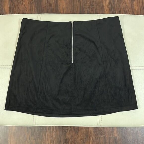 Franchessa’s Alya Black Faux Suede Black Skirt Size: 3XL NWT - Picture 3 of 8